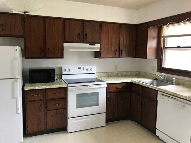 2 Bedroom/1.5 Bathroom in Iowa City near Kinnick! Available Now! - 2 Bedroom/1.5 Bathroom in Iowa City near Kinnick! Available Now!