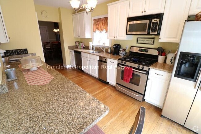 Building Photo - 661 E 6th St Rental