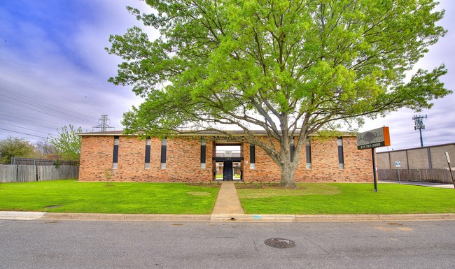 Hidden Oaks - Hidden Oaks Apartments