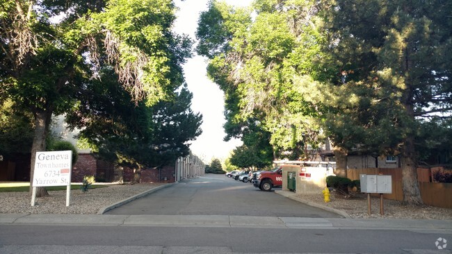 Front Driveway - 6734 Yarrow St Rental