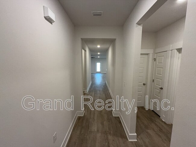 Photo - 5869 Danbury Blvd