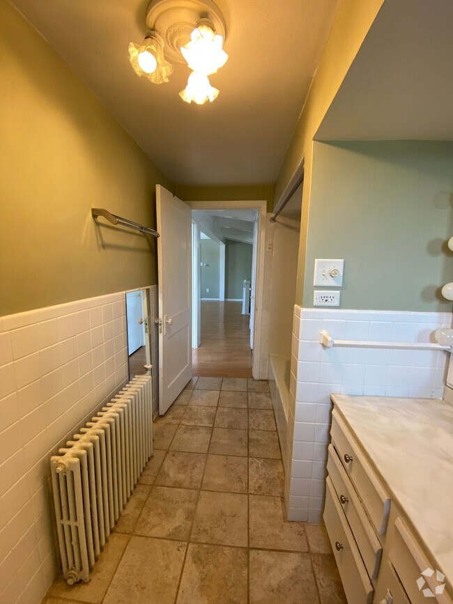 Building Photo - 2300 Arlington Ave Unit Top Rental
