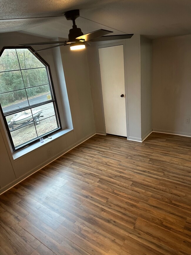 Photo - 150 Bradford Rd