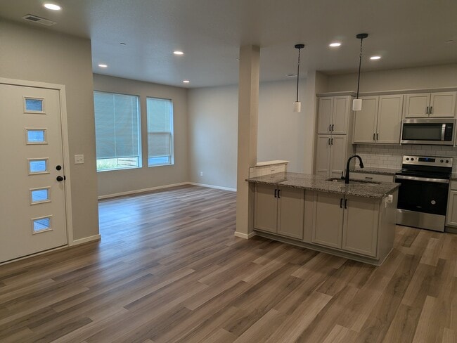 Photo - 402 Skyraider Way