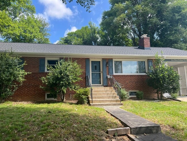 Building Photo - Renovated Rambler Close to METRO, Parks, &... Rental
