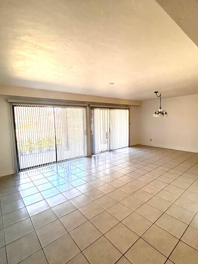 Sala de estar con puertas corredizas dobles - 4031 Abbey Ct Unidad 4041 Abbey Court
