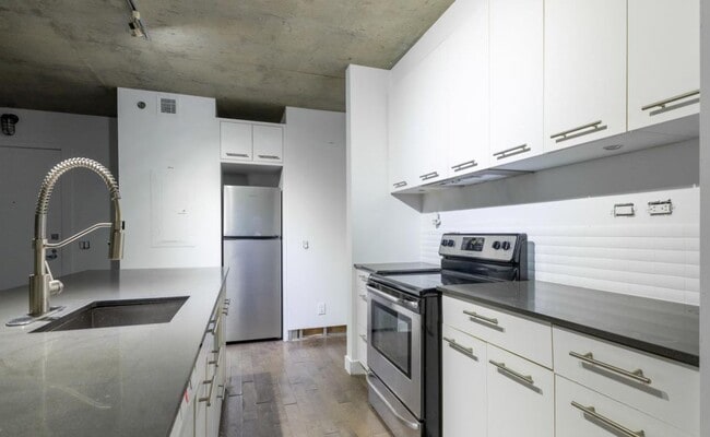 Building Photo - 1414 Rue Rue Chomedey