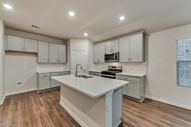 Photo - 208 Briarwood Ln