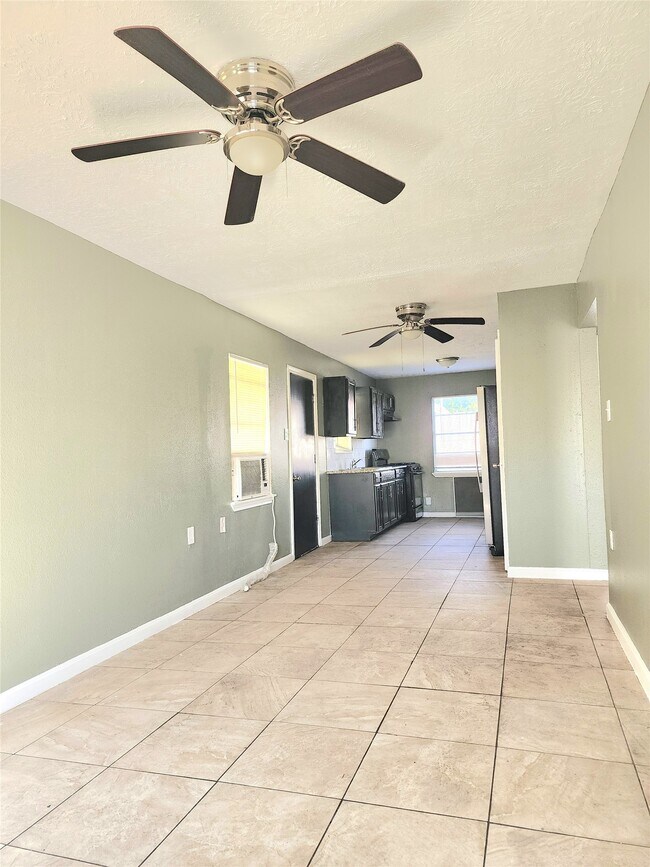 Photo - 3115 Christie St