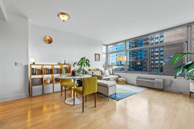 Building Photo - 10 Regent St Unit 614A