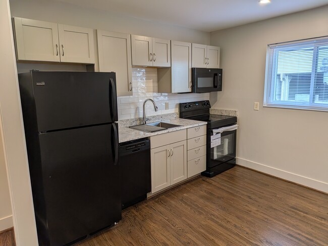 Photo - 1869 Montclaire Ln