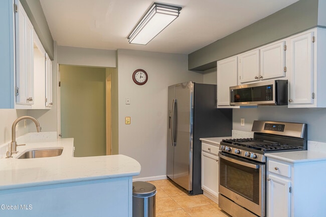 Photo - 4 Tompion Ln