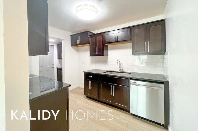 Photo - 909 SW 48th St