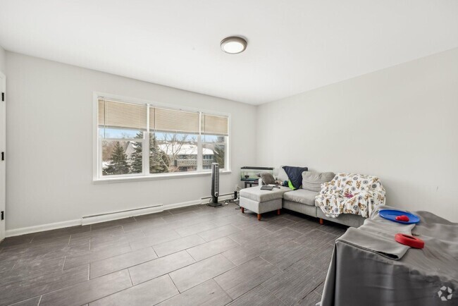 Building Photo - 2501-2503 S 44th St. - 8 Unit 2501 - 3 Rental