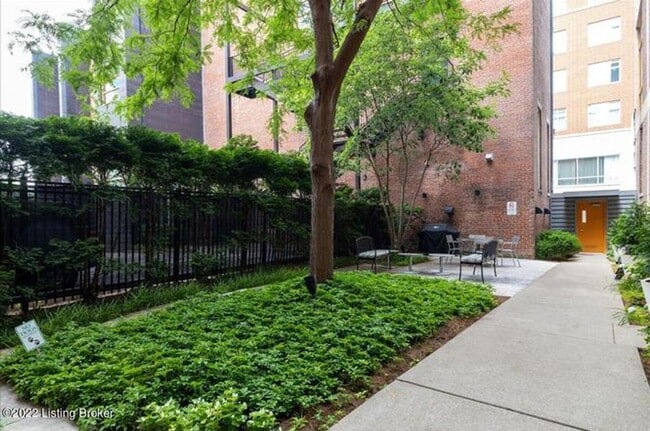 Building Photo - 2 BR/2BA | Newly Renovated Condo| 1-Private Garage | Central downtown!