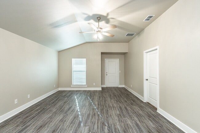 Photo - Luxurious Home Located In Bell Farms!