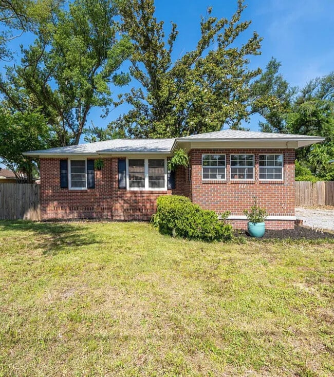 Photo - 111 N Marie Dr House