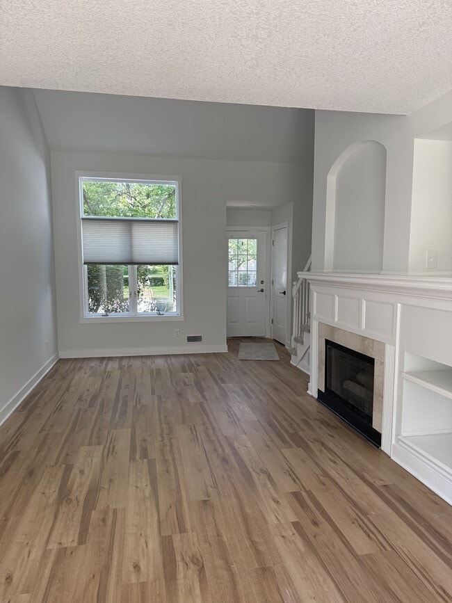 Photo - 811 Burr Oaks Dr