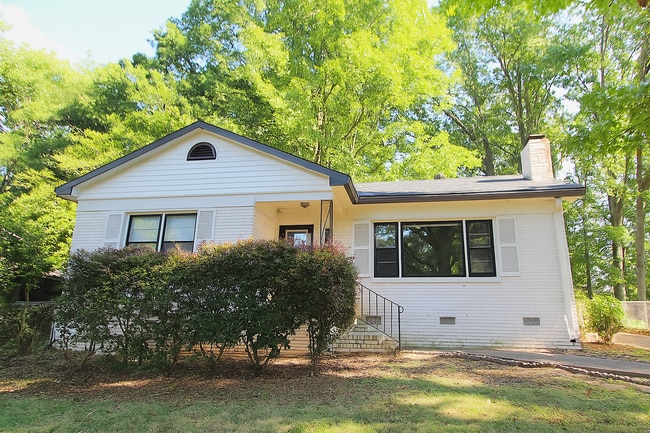 Building Photo - 2 bedroom Ranch with Fenced in Back Yard!!