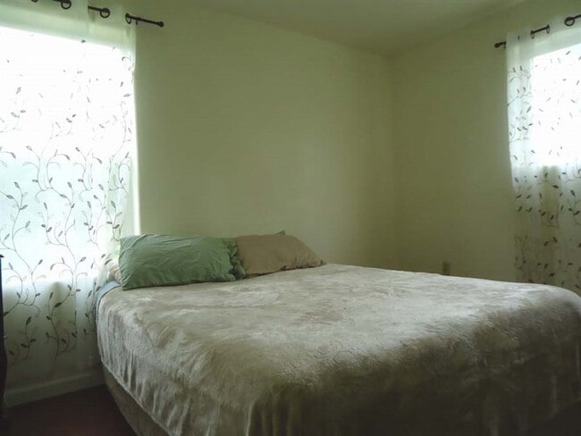 Master bedroom - 4373 Upper Gold Creek Rd