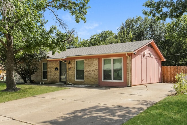 Photo - 441 NW Jayellen Ave