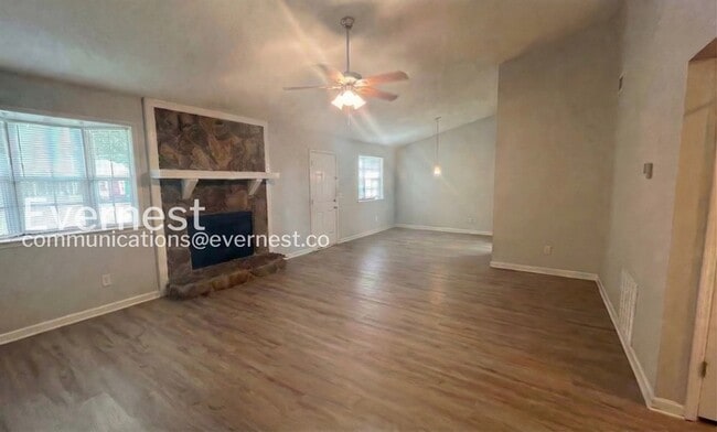 Photo - 1085 Samuel Dr