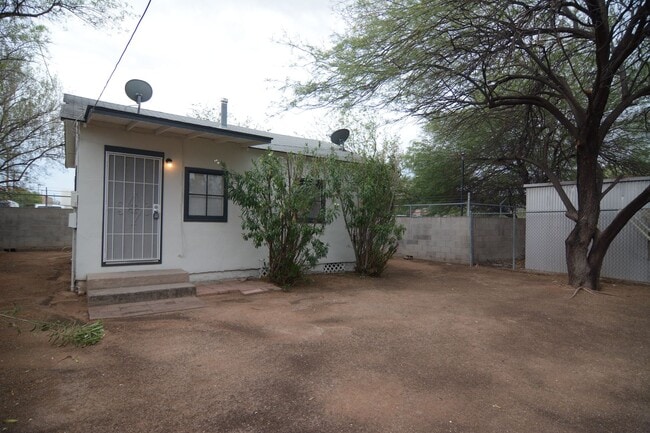 Building Photo - Charming 1 Bedroom 1 Bath! Central Tucson Location! Minutes from the UofA!