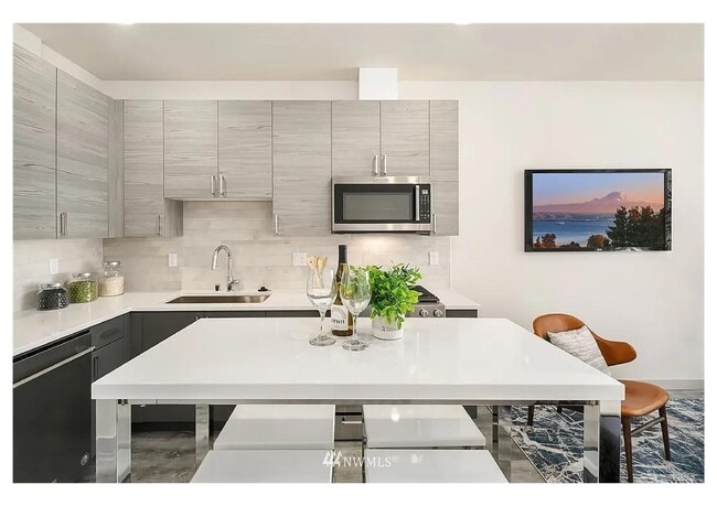 Photo - 9200 Roosevelt Way NE