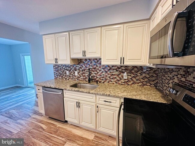 Photo - 319 Canterbury Ct