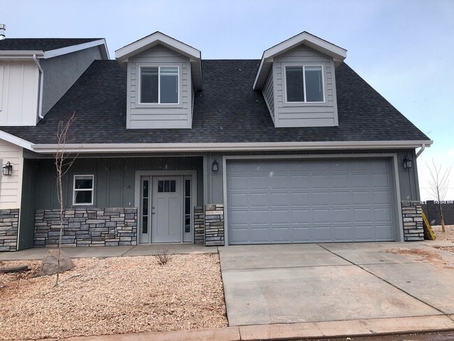 Building Photo - 4 Bedroom 2.5 Bathroom Townhome