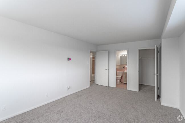 2 BR, 1.5 BA - 1,015 SF