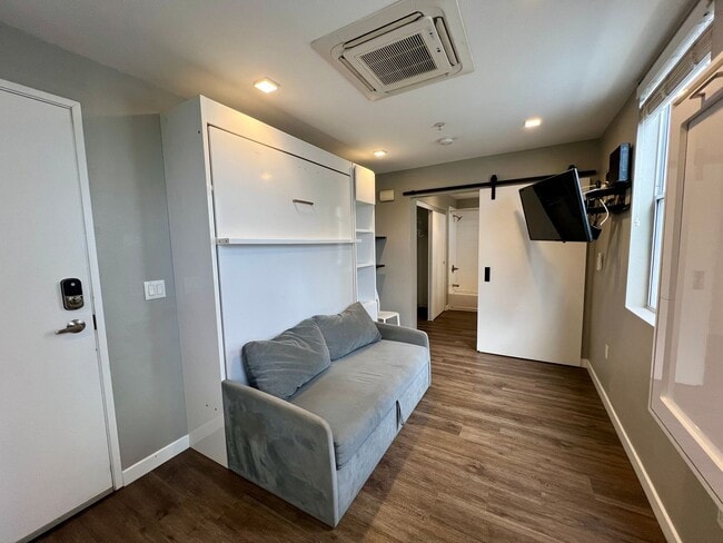 STUDIOS435