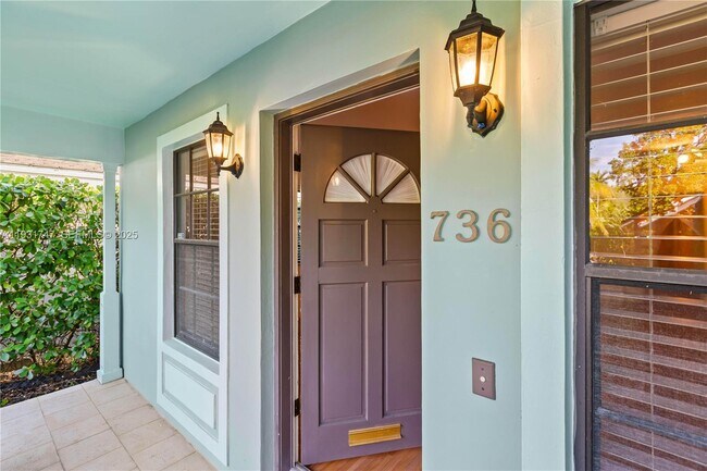 Photo - 736 Alhambra Cir