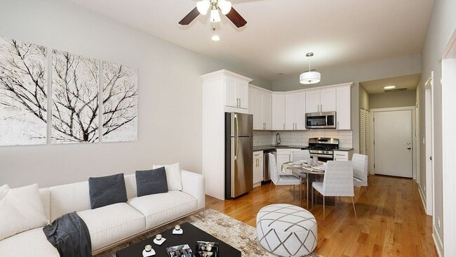 Building Photo - Beautiful, Updated 2bd/1bth heart of Ukrainian Village, Avail 7/1! Unit 2119 Chicago 2F