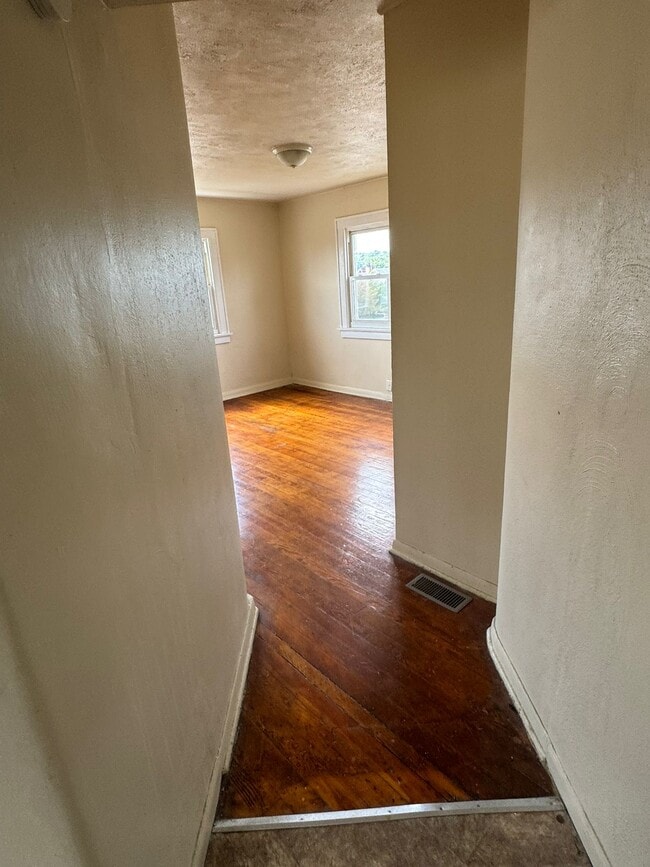 Photo - 554 W 9th St