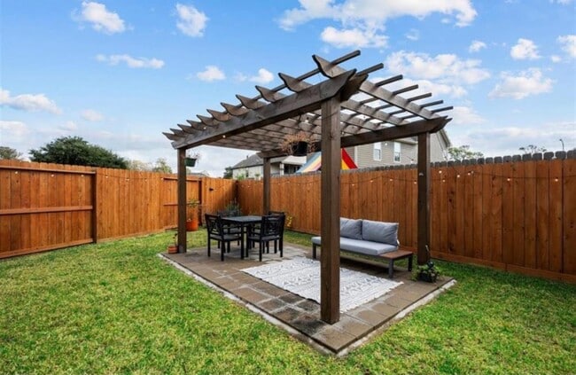 Building Photo - 5527 Cuerta St