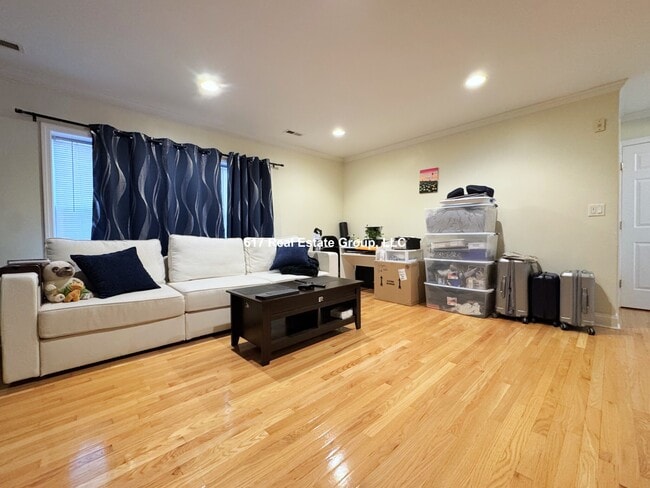 Building Photo - 168 Newton St Rental