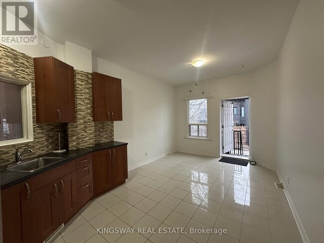 Photo - 1504 Queen St W