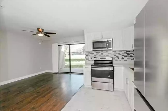 Building Photo - 812 Pinewood Ct Unit 812