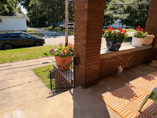 Photo - 317 Pine Ave NW