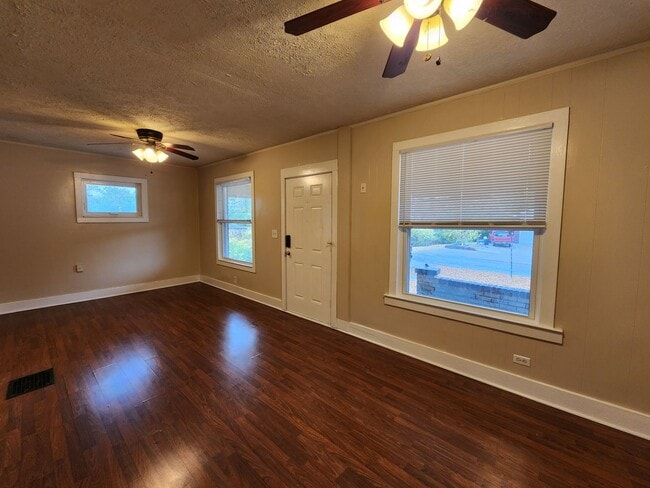 Photo - 3 Bedrooms, 1.5 Bath Brick Bungalow with Basement & Large Yard.  Close to UofL.