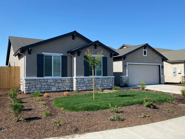 Building Photo - Gorgeous NEWER home between Tulare and Vis...