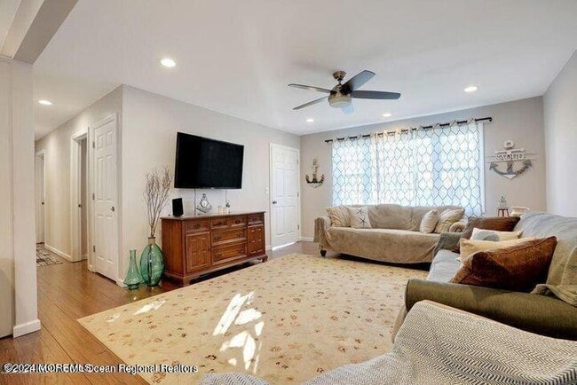 Photo - 272 Hearn Ave