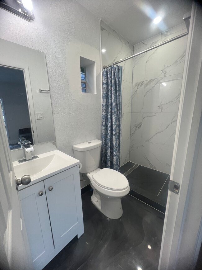 Building Photo - 1824 NW 49th St Unit Studio