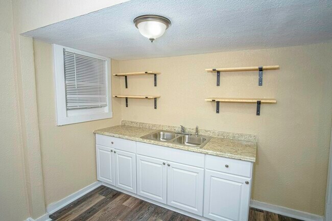 Photo - 1810 Burnet St