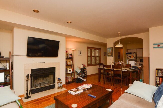 Building Photo - 1343 W Roscoe St Unit G01C Rental