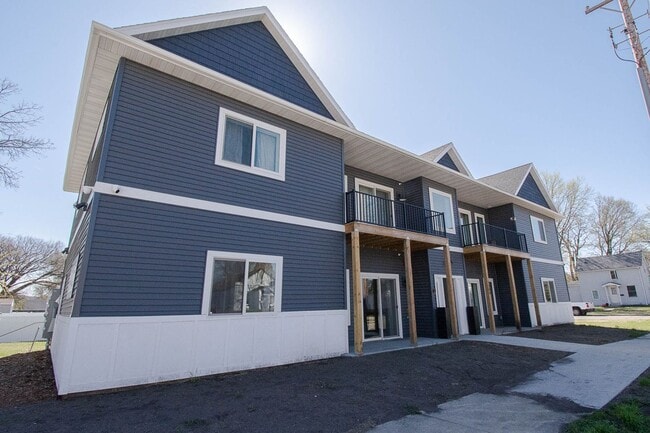 Building Photo - 1204 2nd Ave NW Unit #4