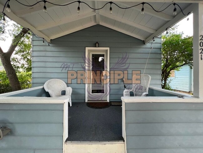 Photo - Charming Bungalow Downtown