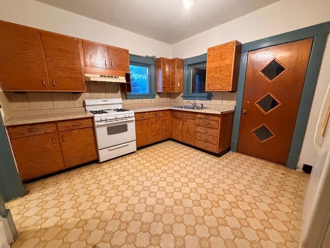 Building Photo - 2 bedroom house in RC! $720