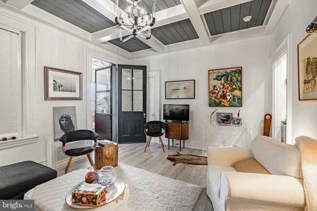 Building Photo - 305 S Walnut St Unit 3